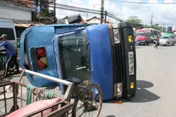 Tiền Giang: Xe tải nhẹ lật giữa đường gây ùn tắc giao thông hơn 1 cây số