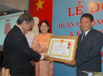 Ủy ban Người Việt Nam ở nước ngoài thành phố Hồ Chí Minh đón nhận Huân chương Lao động hạng 3. 