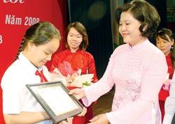 Trao giải cuộc thi “Prudential – Văn hay chữ tốt