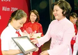 Trao giải cuộc thi “Prudential – Văn hay chữ tốt