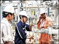 Phó Thủ tướng Hoàng Trung Hải kiểm tra tiến độ thi công Nhà máy lọc dầu Dung Quất.