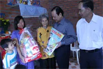 Ông Lê Thanh Hải thăm và chúc tết 5 hộ ngheo ở huyện Củ Chi
