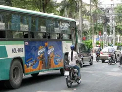 Vấn đề hôm nay: Chậm quảng cáo trên xe bus, thiệt hại cả trăm tỷ đồng
