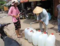Đừng đẩy khó cho dân! 