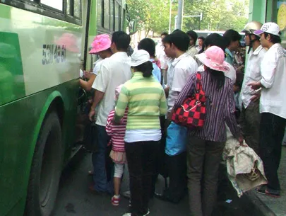 Bình luận: Quản lý yếu kém không thể đổ lên đầu dân 