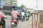 Đi lại trên đường Tỉnh lộ 10: Người dân nơm nớp lo sợ bị tai nạn