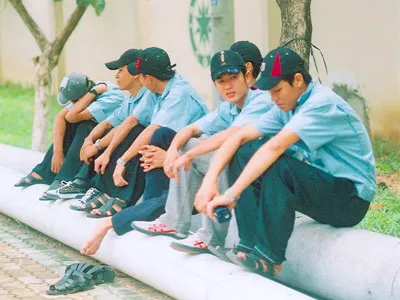 Đoàn đại biểu Quốc hội giám sát tình hình mất việc của công nhân.
