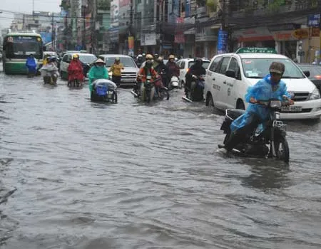 TPHCM: Mưa lớn, nhiều tuyến đường thành sông 