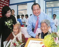 Thành phố tổ chức lễ phong tặng và truy tặng danh hiệu Bà mẹ Việt Nam Anh hùng 
