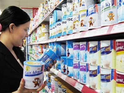 Vấn đề hôm nay: Sao lại bó tay với giá sữa