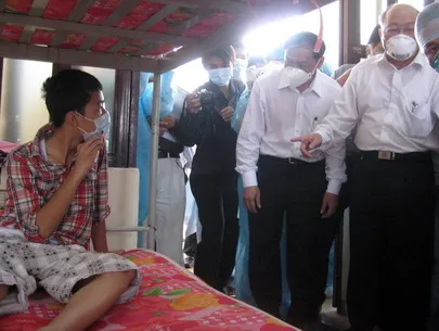 Bộ trưởng Bộ Y tế Nguyễn Quốc Triệu làm việc với Sở Y tế TP và giám sát thực tế ổ dịch cúm A H1N1 