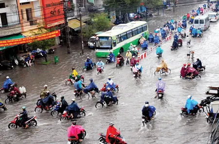 Vẫn là chuyện mưa lớn gây ngập nước, kẹt xe 