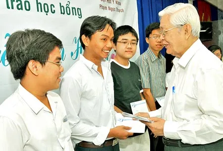 Báo SGGP trao học bổng Nguyễn Văn Hưởng cho sinh viên Y khoa 