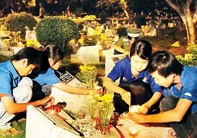 Lễ thắp nến tri ân các anh hùng liệt sĩ tại Nghĩa trang Liệt sĩ thành phố 