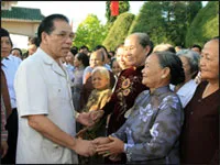 Tổng Bí thư Nông Đức Mạnh dâng hương tưởng niệm các anh hùng liệt sĩ tỉnh Bà Rịa-Vũng Tàu