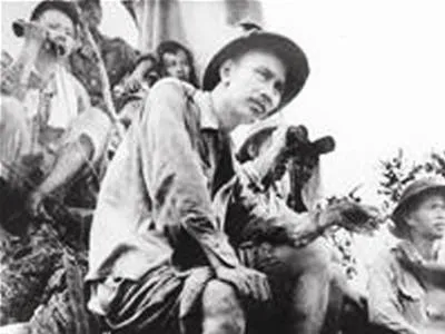 Một cán bộ hưu trí say mê sưu tầm tư liệu về Bác