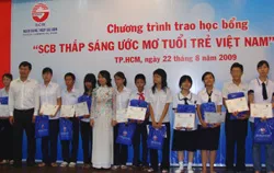 Trao học bổng SCB thắp sáng ước mơ tuổi trẻ VN 