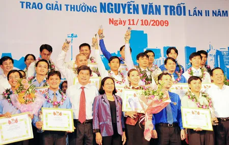 Kỷ niệm 27 năm Ngày Truyền thống Thanh niên công nhân: 17 CN nhận giải thưởng Nguyễn Văn Trỗi lần 2
