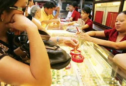 Bình luận: Bài học không mới từ biến động giá vàng và ngoại tệ 