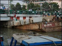 Xà lan đâm chân cầu Thị Nghè, giao thông bị ùn ứ nặng