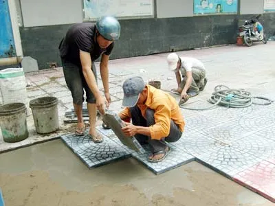 Thay gạch lát vỉa hè: điệp khúc của sự lãng phí