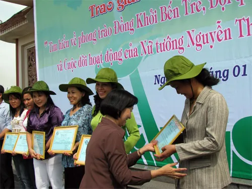 Phụ nữ TPHCM về nguồn kỷ niệm 50 năm đội quân tóc dài
