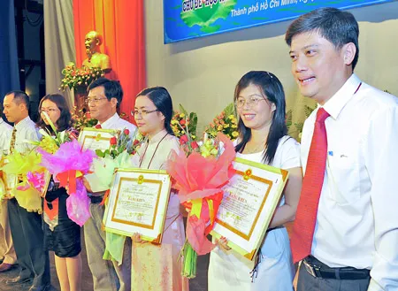 Tặng thưởng 33 tác phẩm, tác giả có thành tích xuất sắc về Cuộc vận động Học tập và làm theo tấm gương đạo đức Hồ Chí Minh