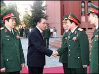 Tổng Bí thư Nông Đức Mạnh thăm và chúc Tết Bộ Quốc phòng