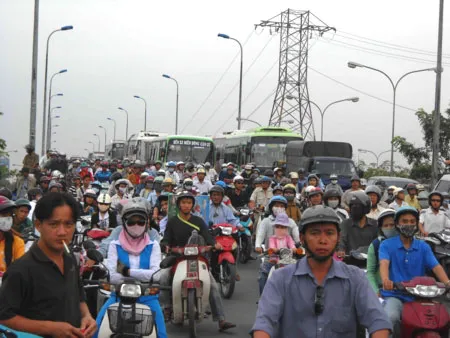VĐHN: Cần di dời nhanh các bến xe, bến tàu ở TPHCM