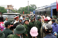 Thanh niên thành phố vui tươi lên đường nhập ngũ