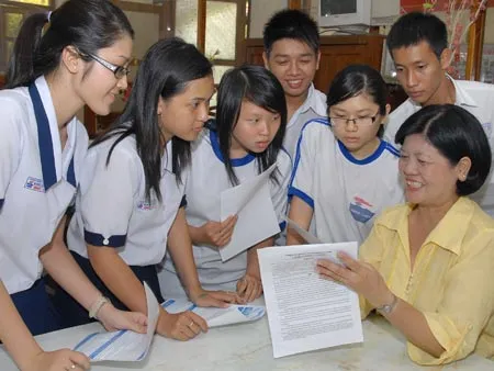 Ngày đầu tiên nộp hồ sơ đăng ký dự thi ĐH, CĐ 2010: Mới hướng dẫn học sinh cách làm hồ sơ đăng ký dự thi