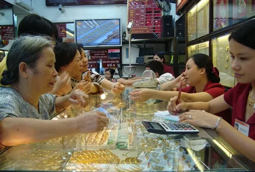 Giá vàng giảm, sức mua bán nhích lên