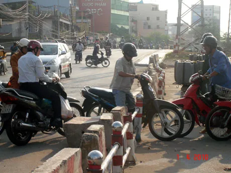 Lô cốt gây kẹt xe và lưu thông ngược chiều