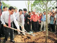 Chủ tịch nước Nguyễn Minh Triết tham dự Chương trình “Nối vòng tay nhân ái - Vì người nghèo Đất Tổ”