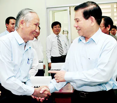 Tin TPHCM ngày 05/05/2010: Chủ tịch nước Nguyễn Minh Triết tiếp xúc cử tri TPHCM