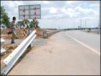 Nhiều doanh nghiệp, hộ dân tự mở đường riêng đi ra đường dẫn cao tốc Sài Gòn - Trung Lương
