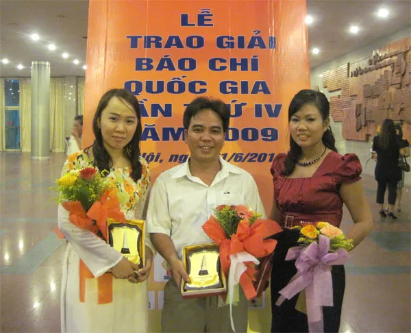 Lễ trao Giải Báo chí Quốc gia lần IV/2009 - Đài TNND TPHCM đoạt giải B Giải phát thanh dành cho phóng sự 1