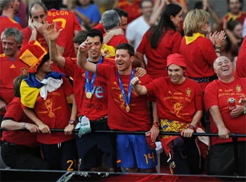 7 phi cơ, 1 triệu fan ra đường đón ĐT Tây Ban Nha