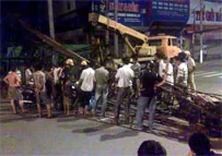 Cần cẩu 35 tấn đứt cáp chắn ngang đường Cộng Hoà- Tân Bình