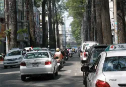 Quận 1: Đề nghị tăng phí đậu xe ô tô trên đường