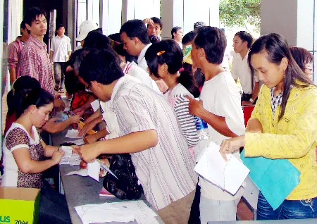 Ngày đầu nộp hồ sơ xét tuyển NV2: Chen chân nộp hồ sơ NV2