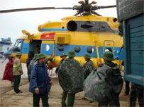 Hội chữ thập đỏ chuyển hàng đến đồng bào vùng lũ