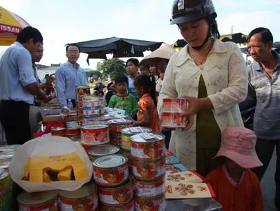 Phiên chợ “Hàng Việt về nông thôn” tại Trà Vinh mở đầu cho giai đoạn 2 của chương trình Hàng Việt về nông thôn