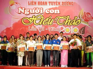 Tuyên dương 341 gương người con hiếu thảo lần VII năm 2010