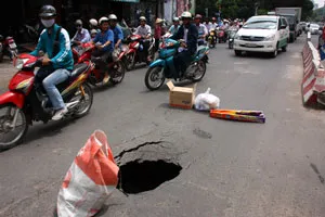 Lại xuất hiện hố sâu trên mặt đường vừa tái lập!