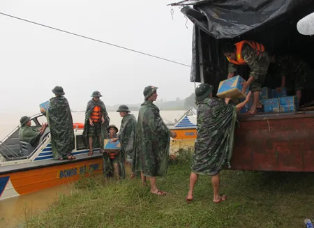Bình luận: Tiếp sức cho vùng lũ