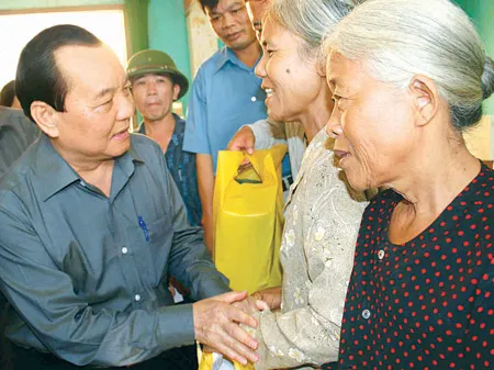 Giúp dân vùng lũ gượng dậy