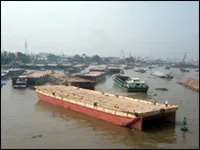 “Kẹt” sà lan trên sông Sài Gòn