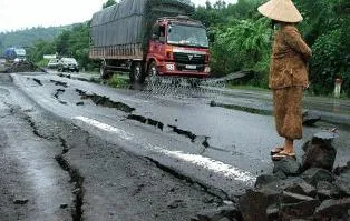 Nam Trung bộ: Quốc lộ sụp gãy trôi vào nhà dân