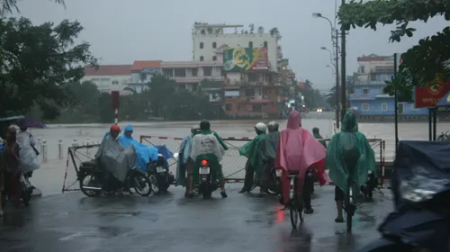 Lũ trên các sông miền Trung lên nhanh